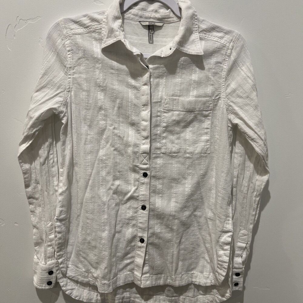 BKE by Buckle White Textured Button-Up Blouse Size S 100% cotton Rounded Hemline
